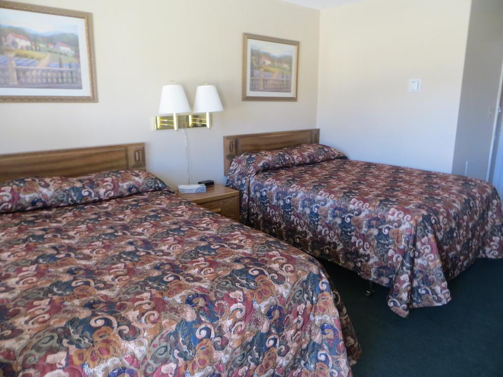 Budget Inn Denison Room photo