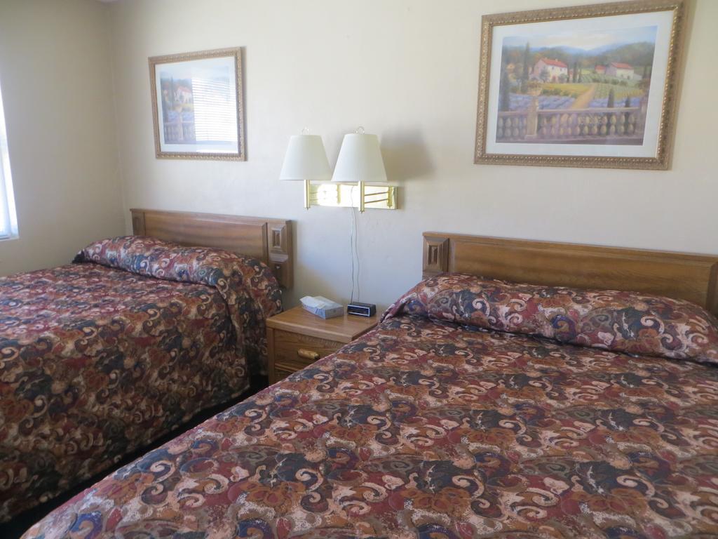 Budget Inn Denison Room photo